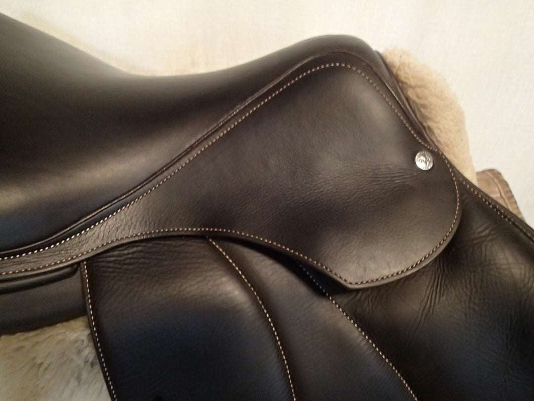 17.5" Voltaire Stuttgart Saddle - Full Buffalo - 2019 - 3AA Flaps - 4.5" dot to dot - Pro Panels (387)