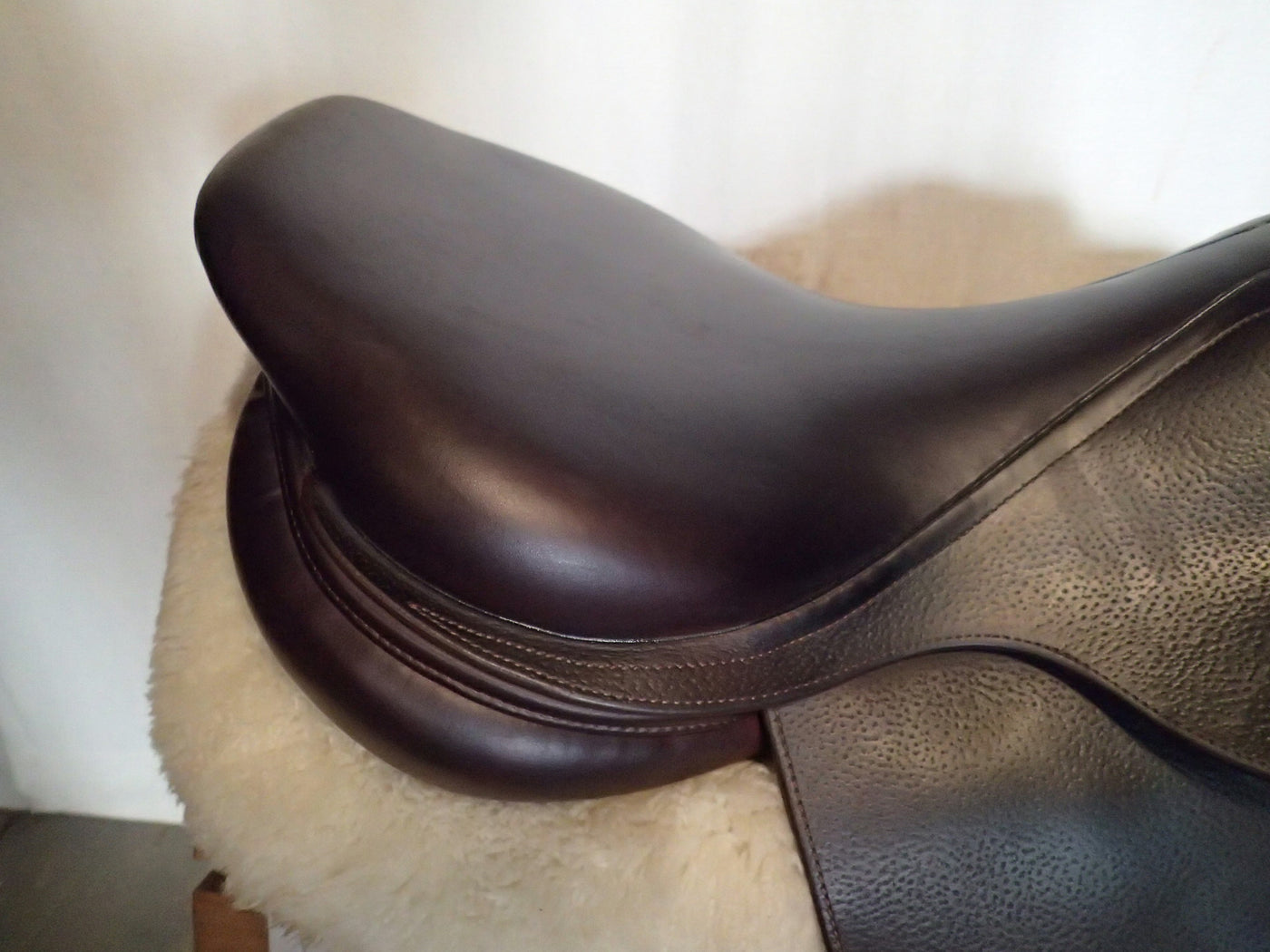 18" Antares Skylla Saddle - Full Calfskin - 2022 - 3A Flaps - 4.75" dot to dot