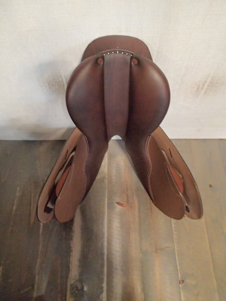 18" Butet Saddle - LIKE NEW!  2007 - P Seat - 2.25 Flaps - 4.5" dot to dot (413)