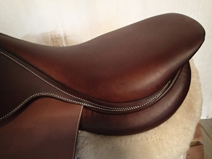 18" Butet Saddle - LIKE NEW!  2007 - P Seat - 2.25 Flaps - 4.5" dot to dot (413)