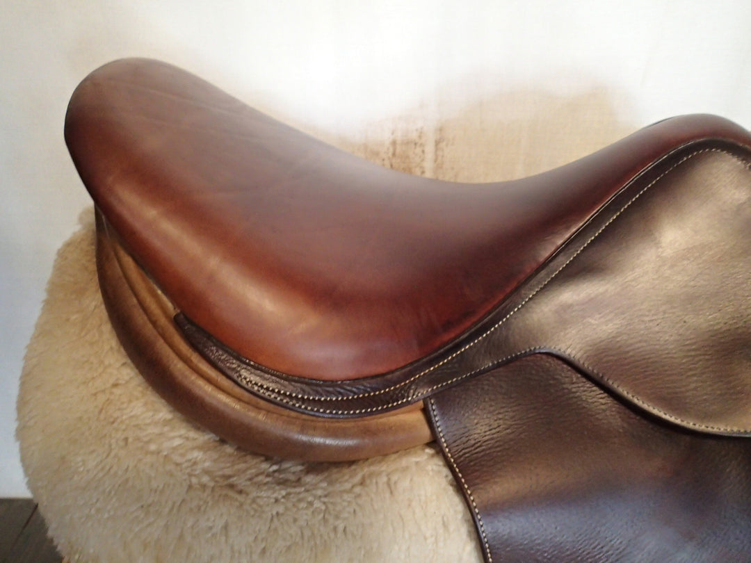 17" Butet Saddle - 2001 - L Seat - 2.5 Flaps - 4.25" dot to dot (423)