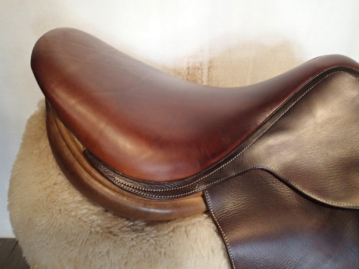 17" Butet Saddle - 2001 - L Seat - 2.5 Flaps - 4.25" dot to dot (423)