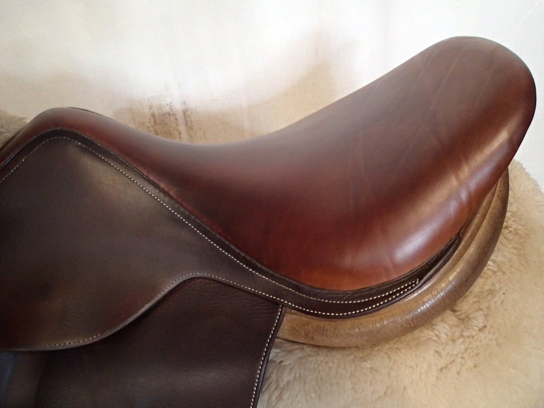 17" Butet Saddle - 2001 - L Seat - 2.5 Flaps - 4.25" dot to dot (423)