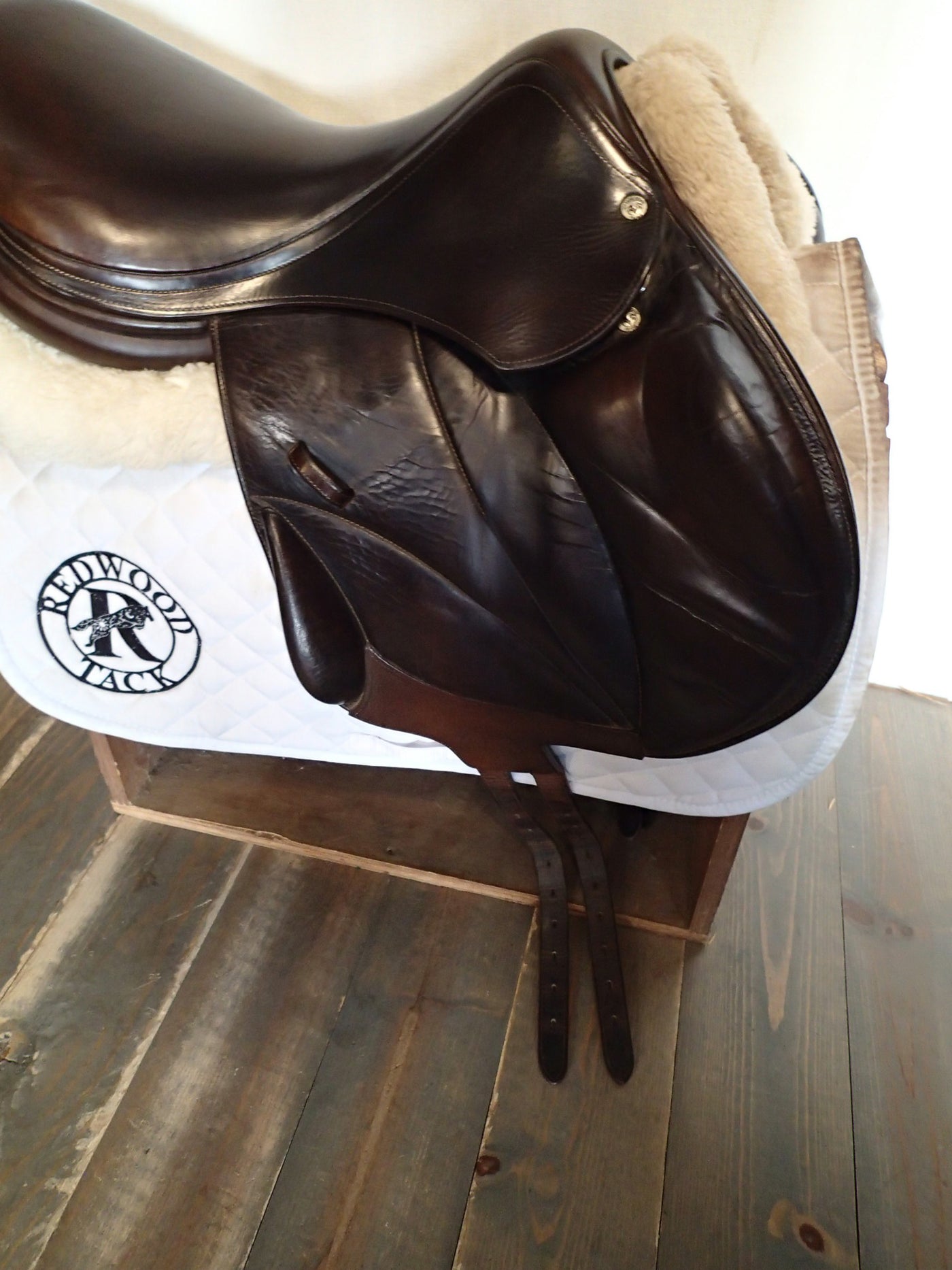 17" Voltaire Stuttgart Saddle - Full Buffalo - 2016 - 2A Flaps - 5" dot to dot - FIN Panels