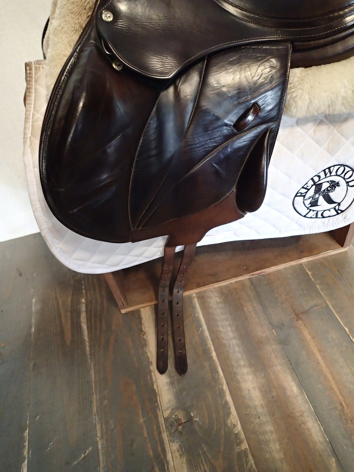 17" Voltaire Stuttgart Saddle - Full Buffalo - 2016 - 2A Flaps - 5" dot to dot - FIN Panels