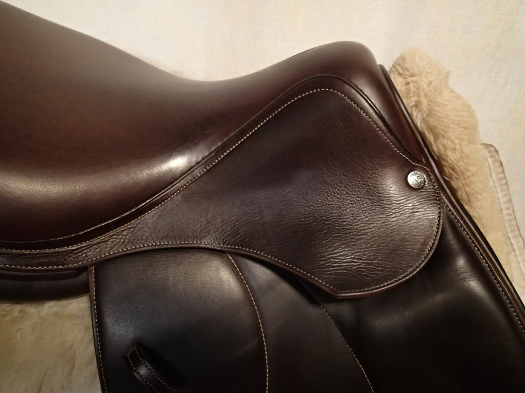 16.5" Voltaire Palm Beach Saddle - Full Buffalo - 2014 - 1 Flaps - 4.75" dot to dot - FIN Panels