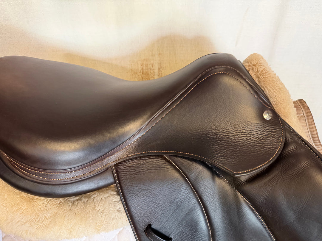 17.5" Voltaire Palm Beach Saddle - 2023 - Full Buffalo - 2A Flaps - 4.75" dot to dot - Pro Panels (481)