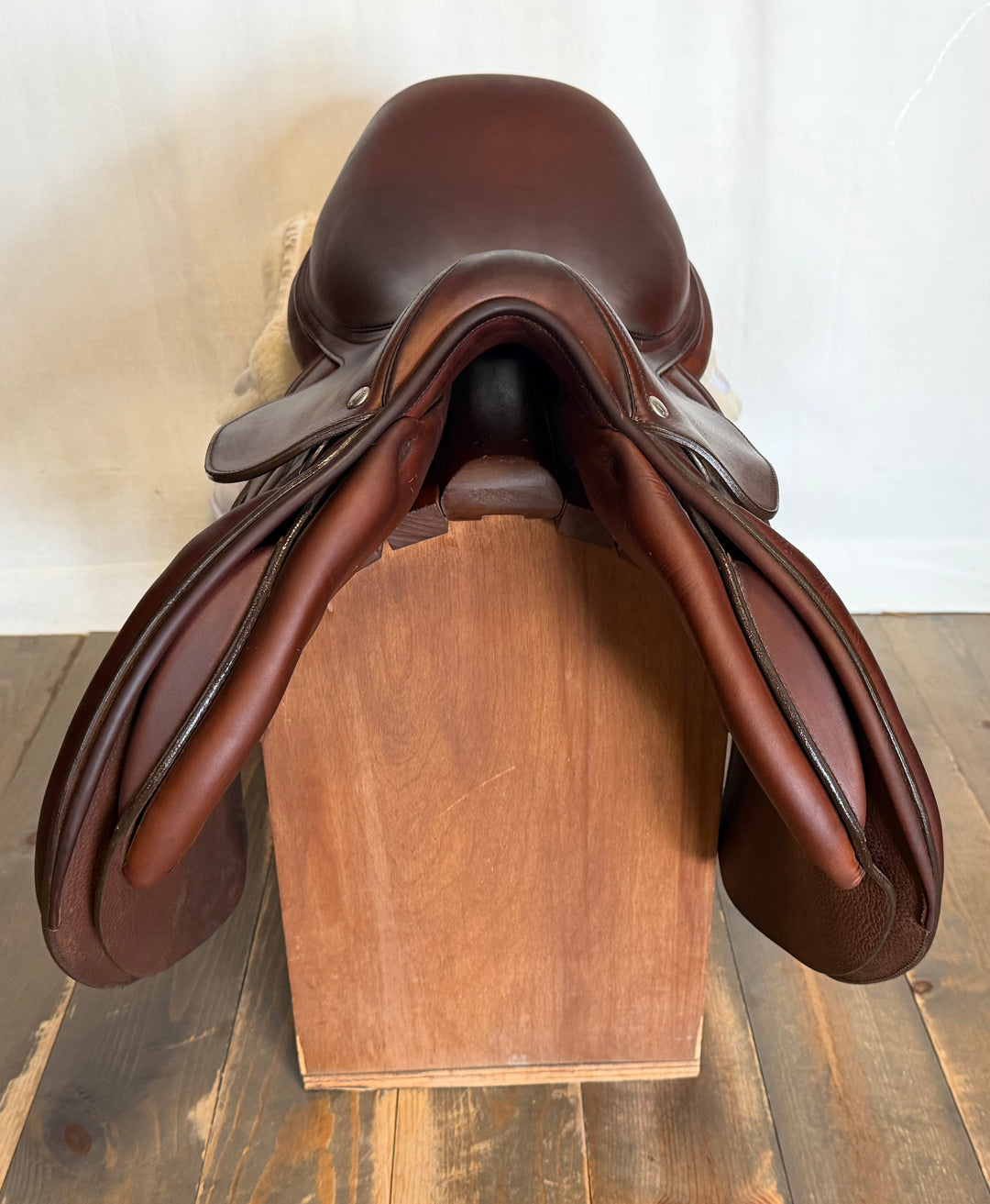 17.5" Butet Premium Saddle - Full Calfskin - 2025 - L Seat - 2.25 Flaps - 4.25" dot to dot (482)