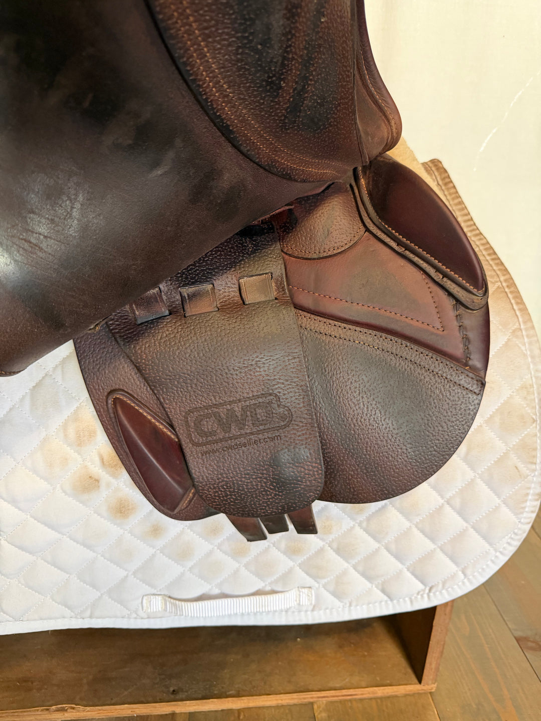 17" CWD Saddle - 2017 - 1L Flaps - SE01 - 4.5" dot to dot (495)