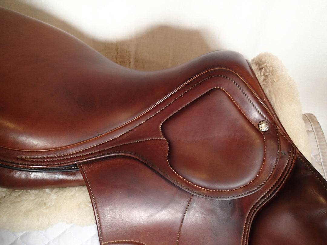 17.5" Amerigo Pinerolo Close Contact Jump Saddle - Full Buffalo - Wool Flocked - 2015 - 5" dot to dot