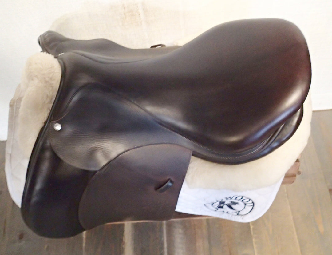 17.5" Voltaire Palm Beach Saddle - 2014 - 2 Flaps - 4.75" dot to dot - FIN Panels