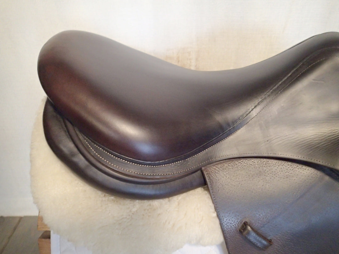 17.5" Voltaire Palm Beach Saddle - 2014 - 2 Flaps - 4.75" dot to dot - FIN Panels