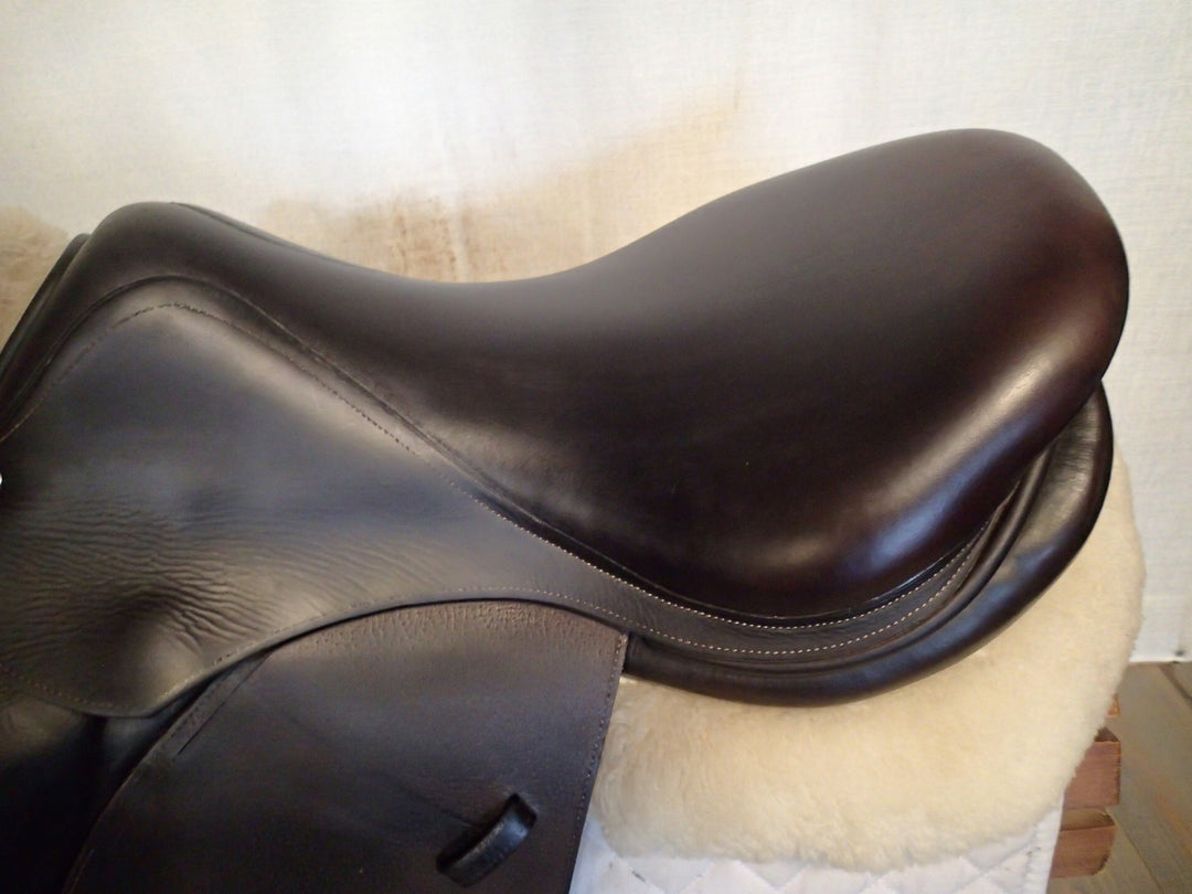 17.5" Voltaire Palm Beach Saddle - 2014 - 2 Flaps - 4.75" dot to dot - FIN Panels