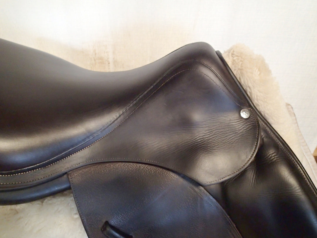 17.5" Voltaire Palm Beach Saddle - 2014 - 2 Flaps - 4.75" dot to dot - FIN Panels