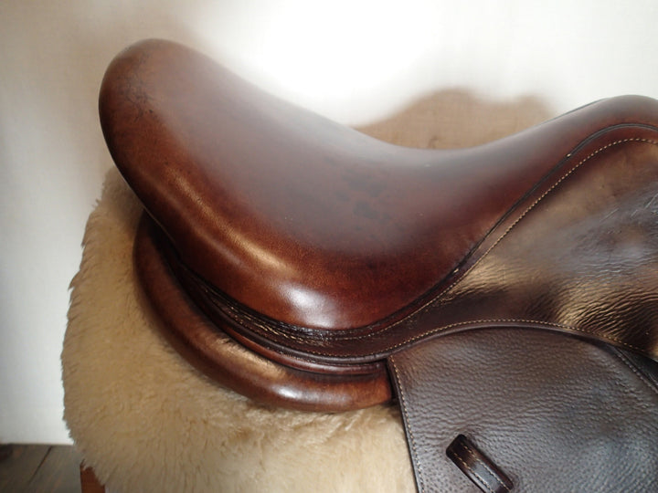 17" Voltaire Stuttgart Saddle - 2015 - 2 Flaps - 5" dot to dot - FIN Panels