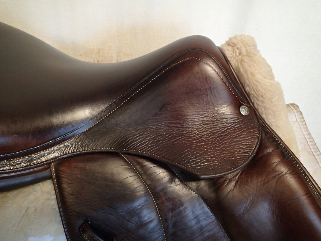 17.5" Voltaire Palm Beach Saddle - Full Buffalo - 2015 - 2A Flaps - 4.75" dot to dot - FIN Panels