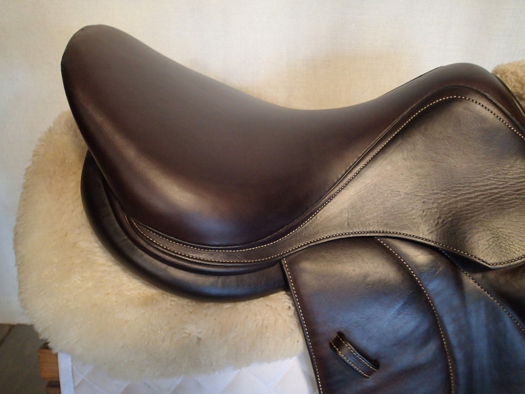 17" Voltaire Stuttgart Saddle - Full Buffalo - 2017 - 3 Flaps - 4.75" dot to dot - FIN Panels