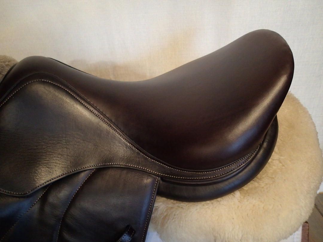 17" Voltaire Stuttgart Saddle - Full Buffalo - 2017 - 3 Flaps - 4.75" dot to dot - FIN Panels