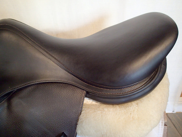 18" Voltaire Palm Beach Saddle - 2020 - 4AR Flaps - 4.75" dot to dot - Pro Panels