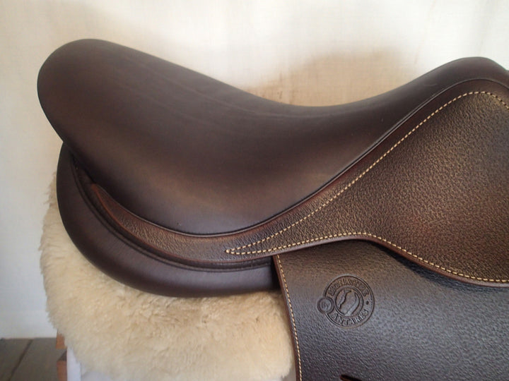 17.5" Antares Signature Saddle - NEW - 2025 - 2A Flaps - 4.5" dot to dot