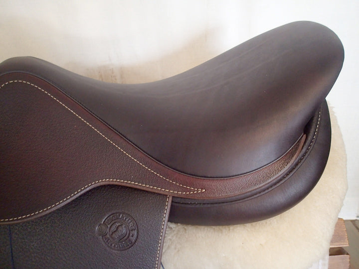 17.5" Antares Signature Saddle - NEW - 2025 - 2A Flaps - 4.5" dot to dot