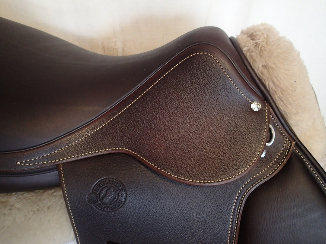 17.5" Antares Signature Saddle - NEW - 2025 - 2A Flaps - 4.5" dot to dot