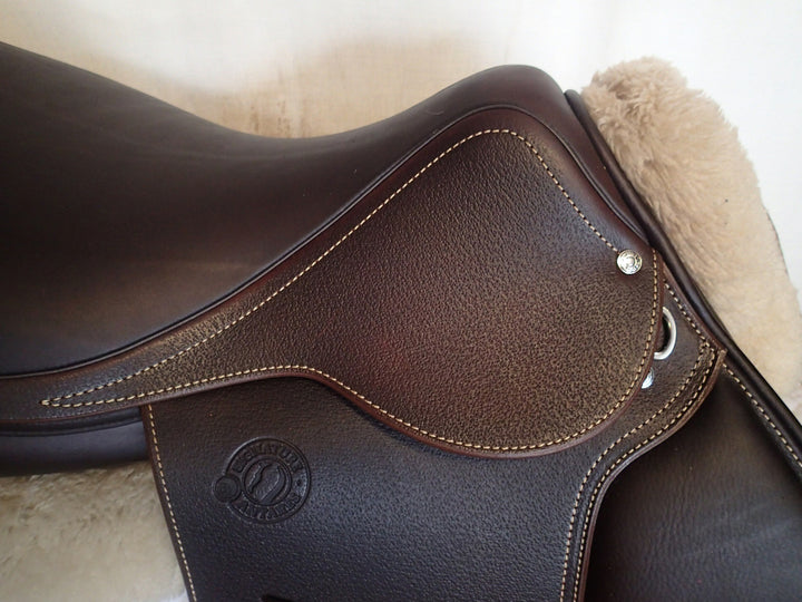 17.5" Antares Signature Saddle - NEW - 2025 - 2A Flaps - 4.5" dot to dot