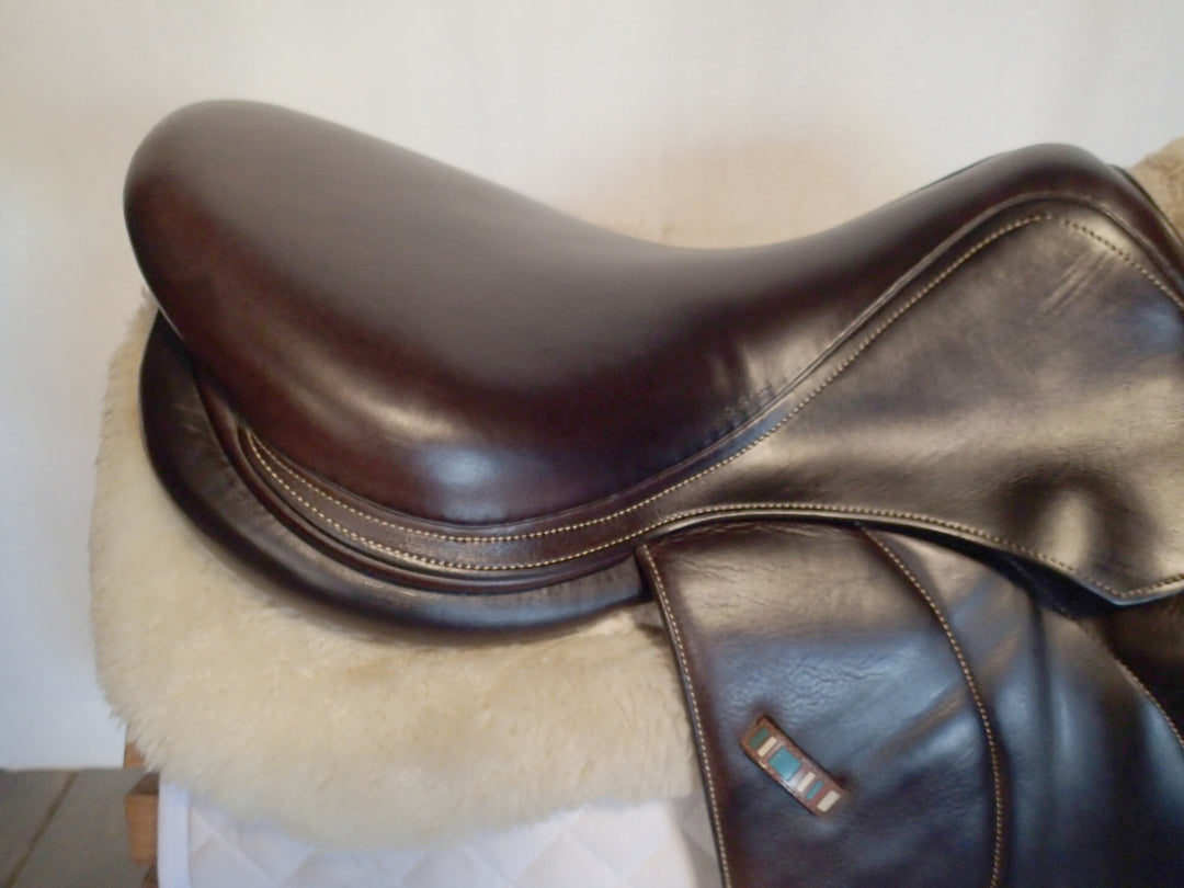 17.5" Voltaire Palm Beach Saddle - Full Buffalo - 2017 - 2A Flaps - 4.75" dot to dot - FIN Panels