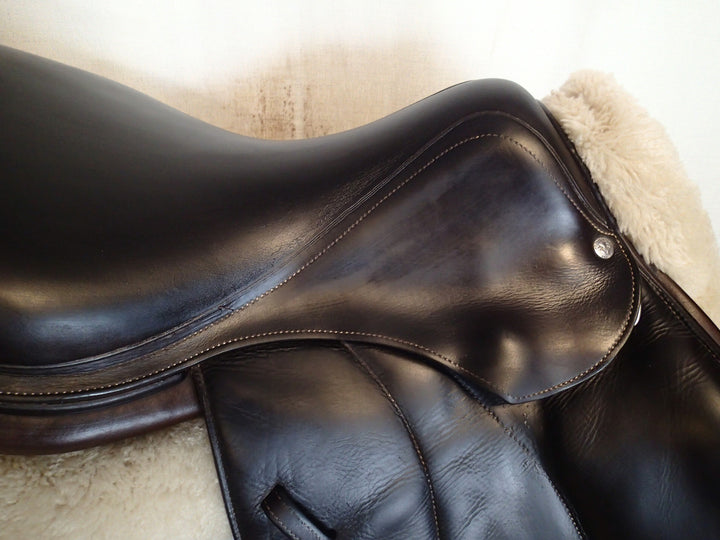 17.5" Voltaire Palm Beach Saddle - Full Buffalo - 2017 - 2A Flaps - 4.75" dot to dot - FIN Panels