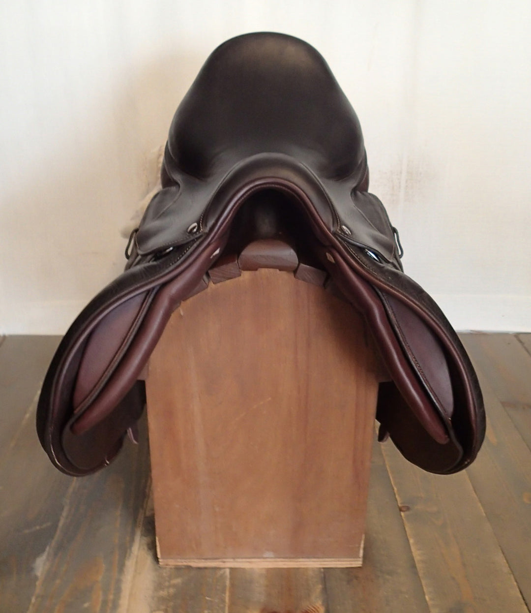 17" Voltaire Stuttgart Saddle - Full Buffalo - 2017 - 2A Flaps - 5" dot to dot - FIN Panels
