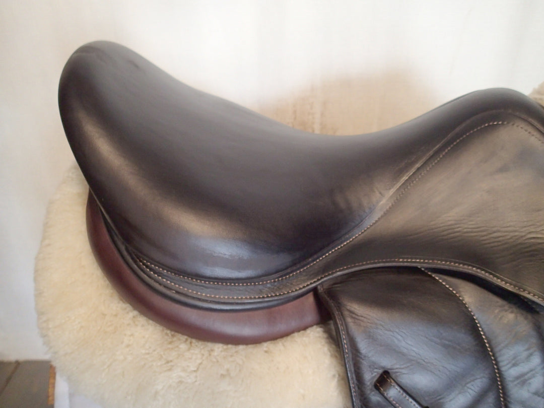 17" Voltaire Stuttgart Saddle - Full Buffalo - 2017 - 2A Flaps - 5" dot to dot - FIN Panels