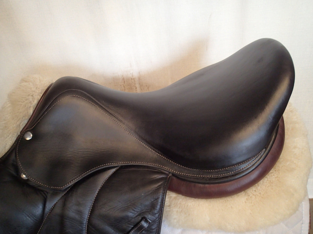17" Voltaire Stuttgart Saddle - Full Buffalo - 2017 - 2A Flaps - 5" dot to dot - FIN Panels