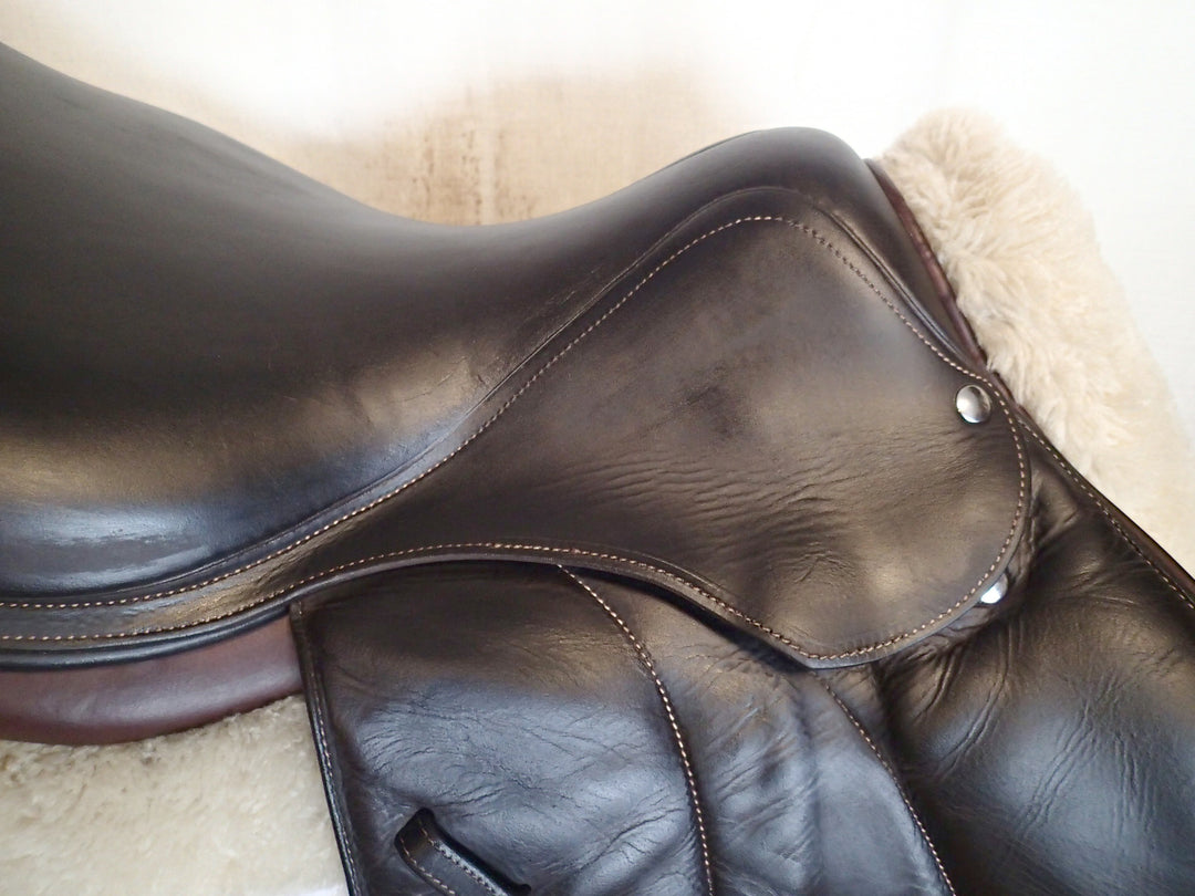 17" Voltaire Stuttgart Saddle - Full Buffalo - 2017 - 2A Flaps - 5" dot to dot - FIN Panels