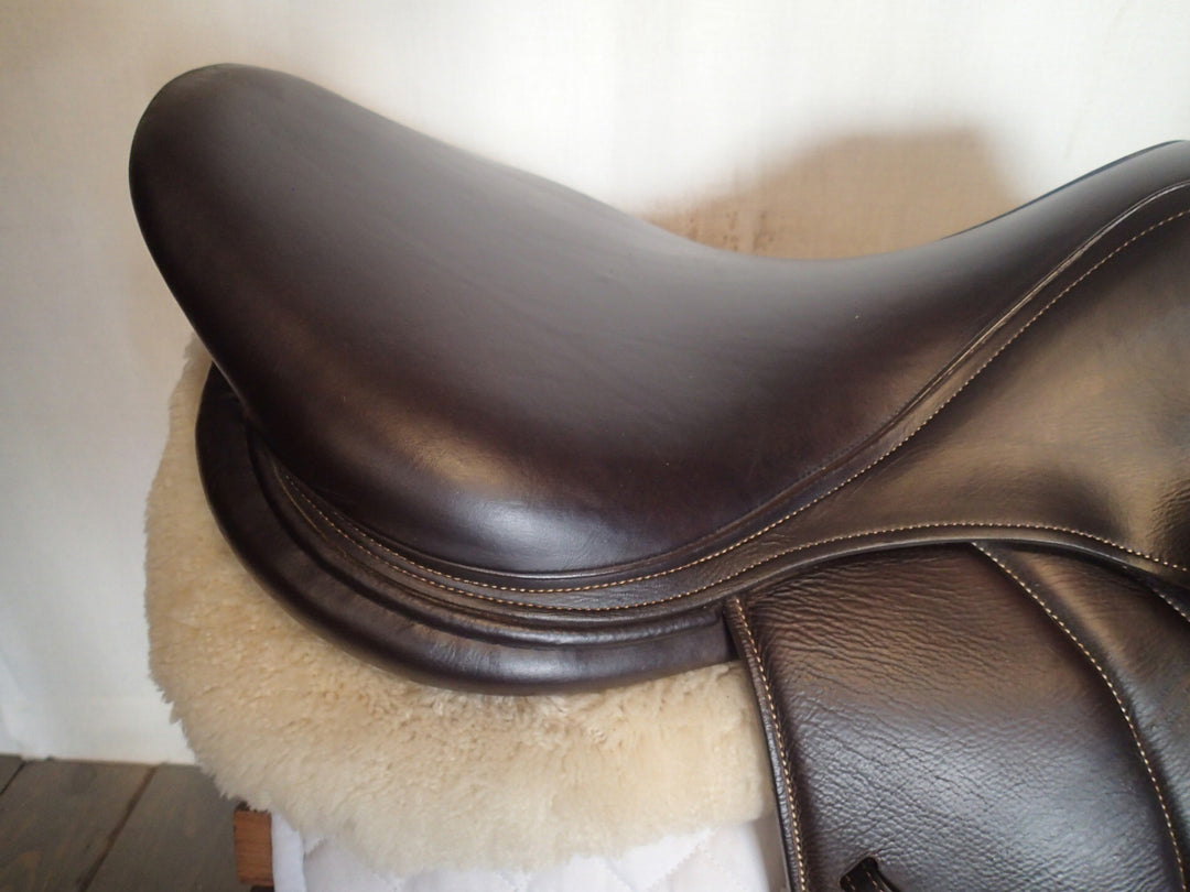 18.5" Voltaire Stuttgart Saddle - Full Buffalo - 2022 - 3AAAR Flaps - 4.75" dot to dot - Pro Panels