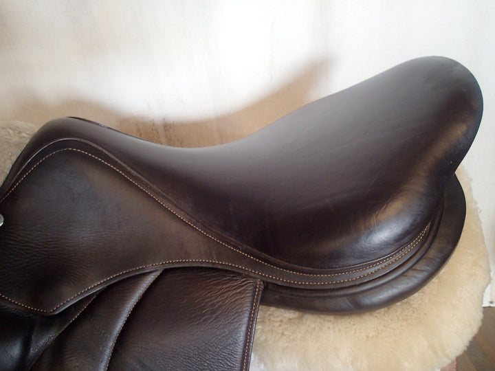 18.5" Voltaire Stuttgart Saddle - Full Buffalo - 2022 - 3AAAR Flaps - 4.75" dot to dot - Pro Panels