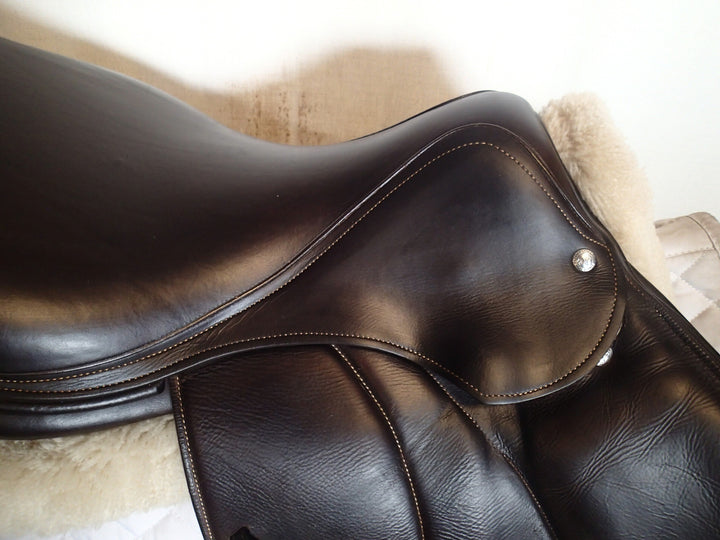 18.5" Voltaire Stuttgart Saddle - Full Buffalo - 2022 - 3AAAR Flaps - 4.75" dot to dot - Pro Panels
