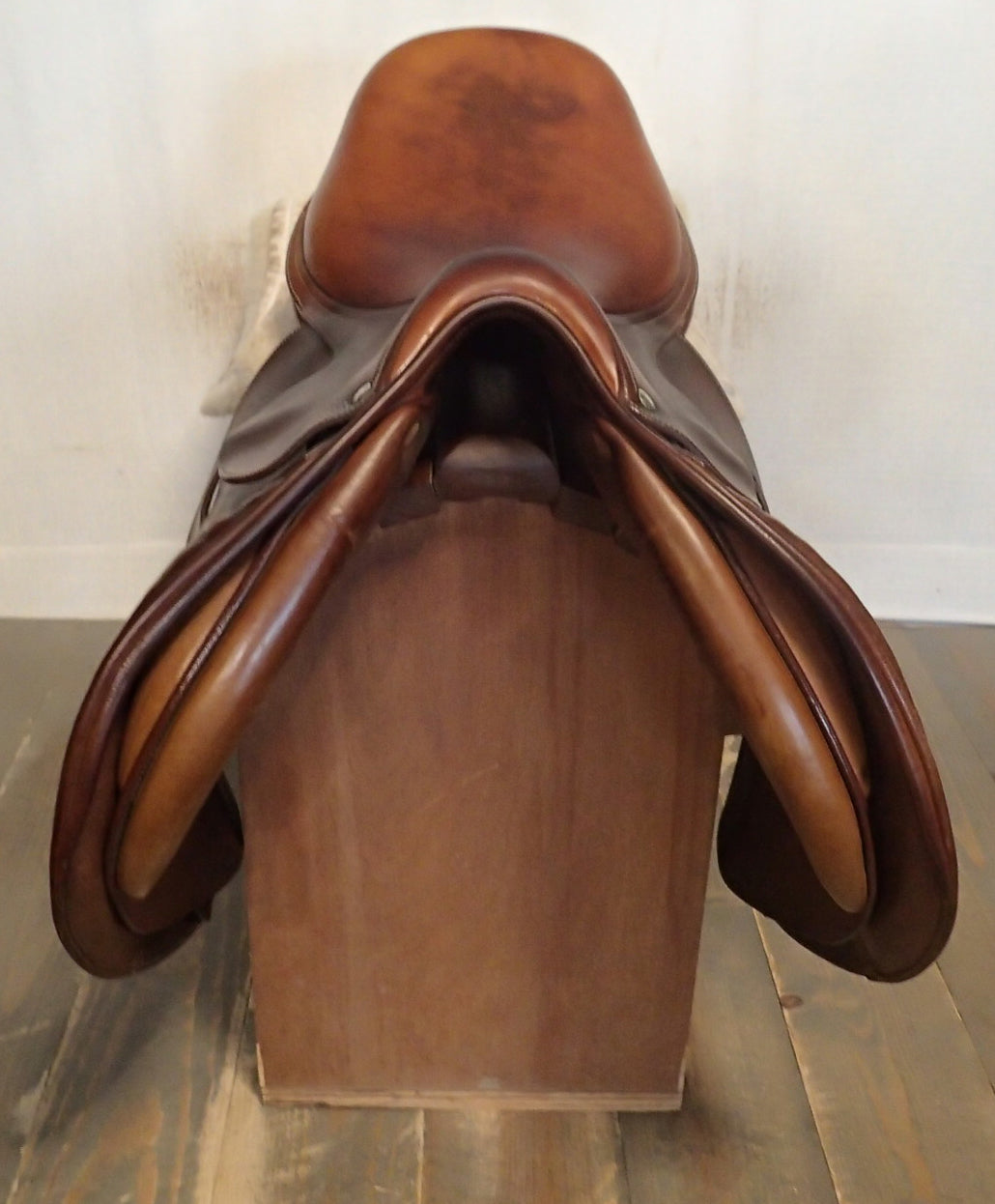 17" Butet Saddle - 2002 - L Seat - 2 Flaps - 4" dot to dot