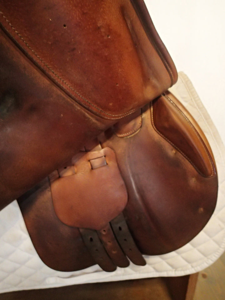 17" Butet Saddle - 2002 - L Seat - 2 Flaps - 4" dot to dot