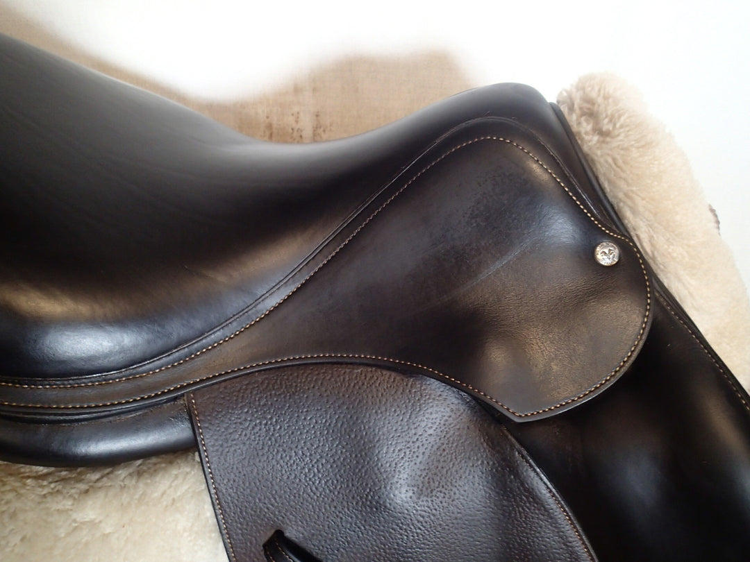17" Voltaire Stuttgart Saddle - 2019 - 2 Flaps - 4.75" dot to dot - Pro Panels