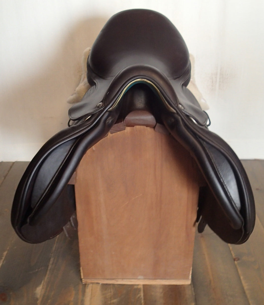 17.5" Voltaire Calgary Saddle - Full Buffalo - 2017 - 2A Flaps - 4.75" dot to dot - FIN Panels