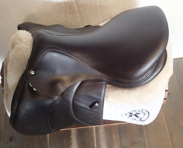 17.5" Voltaire Calgary Saddle - Full Buffalo - 2017 - 2A Flaps - 4.75" dot to dot - FIN Panels