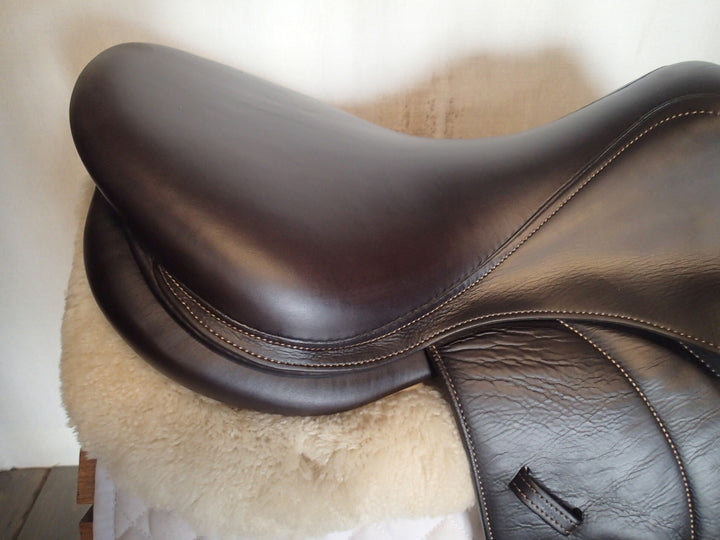 17.5" Voltaire Calgary Saddle - Full Buffalo - 2017 - 2A Flaps - 4.75" dot to dot - FIN Panels