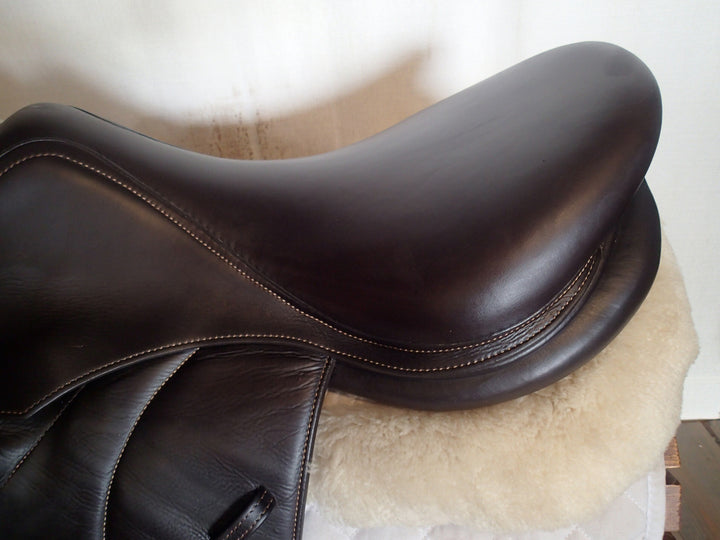 17.5" Voltaire Calgary Saddle - Full Buffalo - 2017 - 2A Flaps - 4.75" dot to dot - FIN Panels