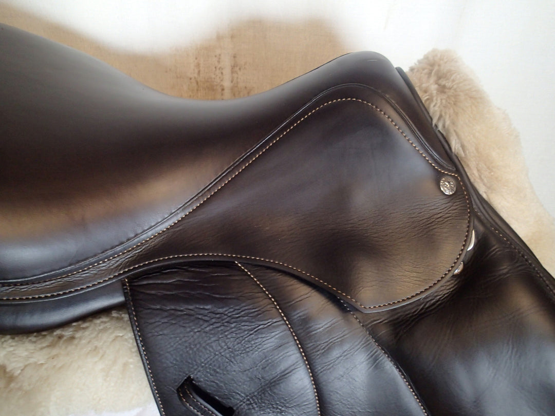 17.5" Voltaire Calgary Saddle - Full Buffalo - 2017 - 2A Flaps - 4.75" dot to dot - FIN Panels