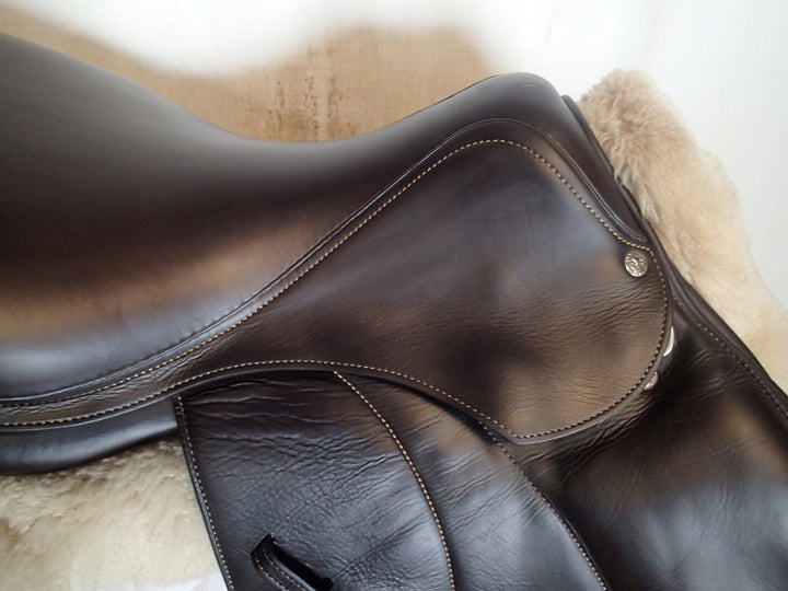 17.5" Voltaire Calgary Saddle - Full Buffalo - 2017 - 2A Flaps - 4.75" dot to dot - FIN Panels