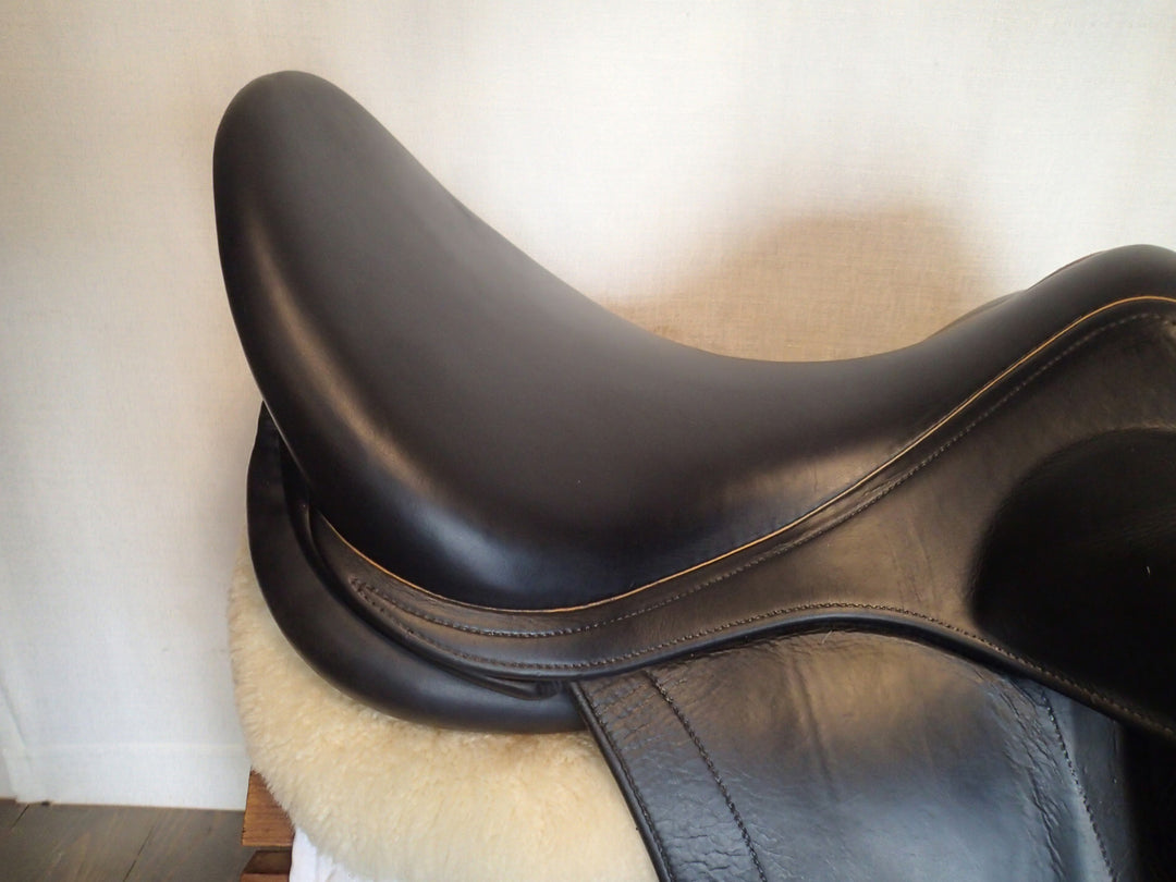 18" Luc Childeric Dressage Saddle - Full Buffalo - 2011 - 5.75" dot to dot