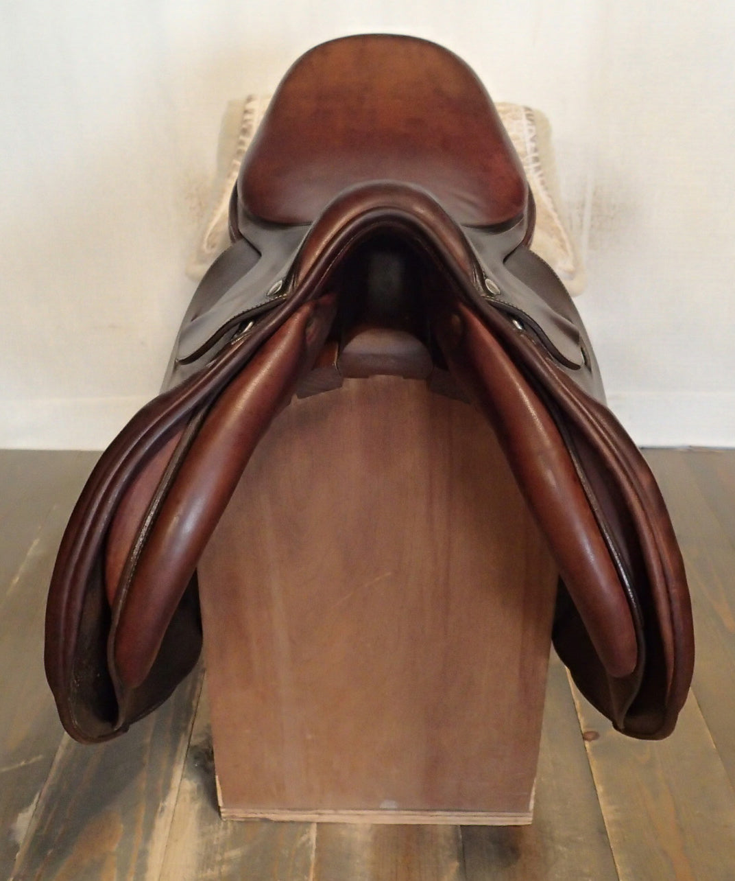 17" Butet Saddle - 2007 - L Seat - 2.25 Flaps - 4.25" dot to dot