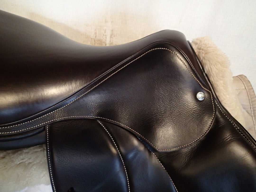 17.5" Voltaire Palm Beach Saddle - Full Buffalo - 2025 - 2AAA Flaps - 5" dot to dot - Pro Panels