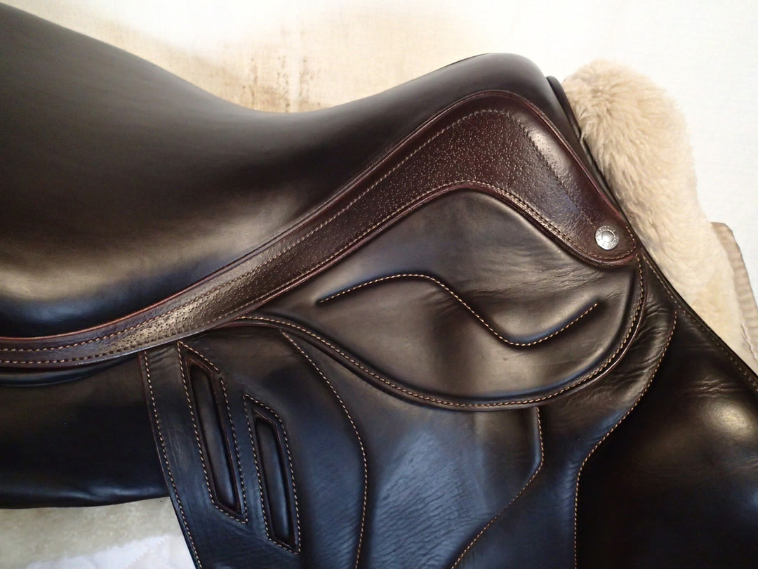 17" Devoucoux Biarritz Lab Saddle - Full Buffalo - 2019 - 2 Flaps - 4.5" dot to dot