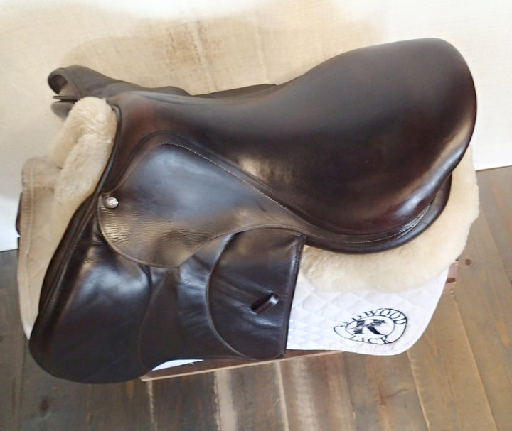 17.5" Voltaire Stuttgart Saddle - Full Buffalo - 2018 - 2A Flaps - 4.5" dot to dot - Pro Panels